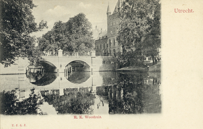 2314 Gezicht op de Stadsbuitengracht te Utrecht met de Abstederbrug en rechts een gedeelte van het Roomsch-Katholiek ...